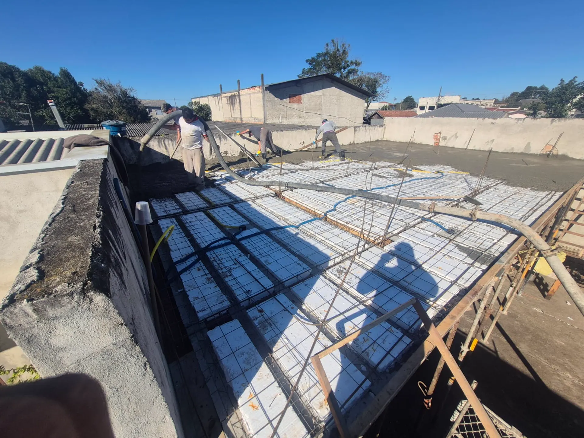Laje de isopor armada com malha de aço em obra em Curitiba